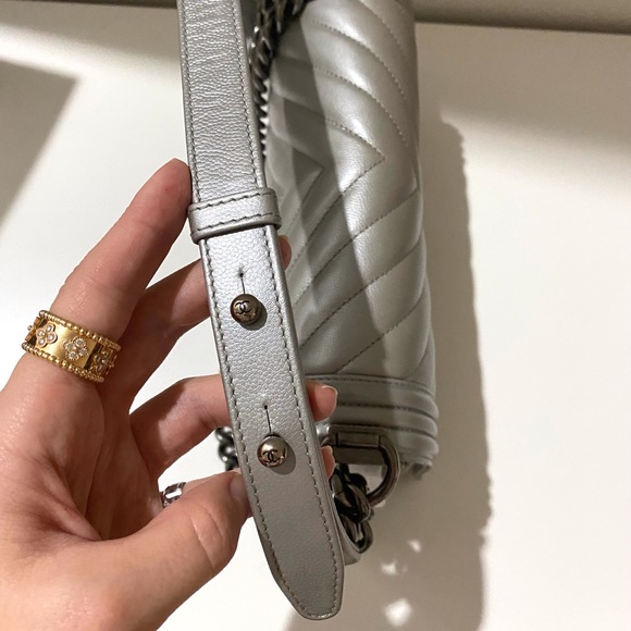 Chanel Medium Boy Bag in silver chevron - Picture 9 of 15